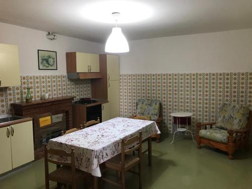 eine Küche mit einem Tisch und Stühlen im Zimmer in der Unterkunft Magico Cilento in Ogliastro Cilento