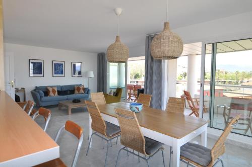 un salon avec une table et des chaises en bois dans l'établissement Stunning 2-bedroom apartment & panoramic sea view -StayInAntibes- 54 Soleau, à Antibes