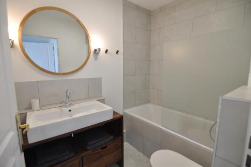 Ett badrum på Stunning 2-bedroom apartment & panoramic sea view -StayInAntibes- 54 Soleau