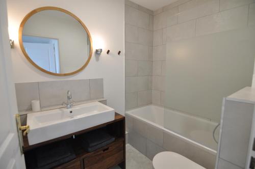 une salle de bain avec un lavabo et un miroir dans l'établissement Stunning 2-bedroom apartment & panoramic sea view -StayInAntibes- 54 Soleau, à Antibes