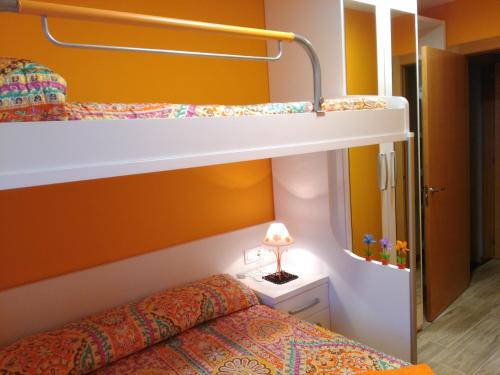 Двухъярусная кровать или двухъярусные кровати в номере Apartamentos Rurales Imaz Etxea - Urbasa
