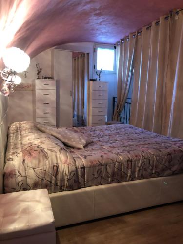 Ліжко або ліжка в номері Rosy Monolocale nel Centro Storico di Torre Annunziata di Fronte Scavi Oplonti