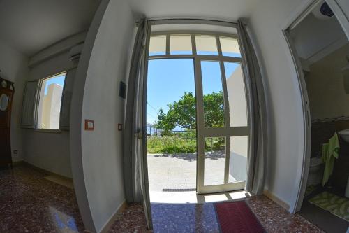 a door to a room with a glass doorway at Casa vacanze a 3 minuti a piedi dal mare in Messina