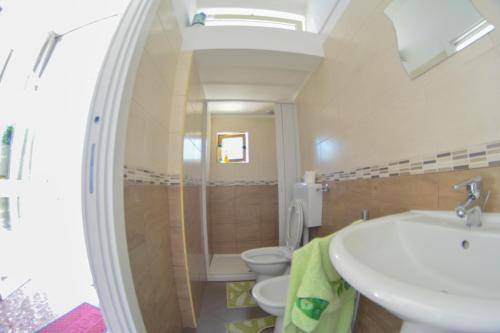 a bathroom with a sink and a toilet at Casa vacanze a 3 minuti a piedi dal mare in Messina