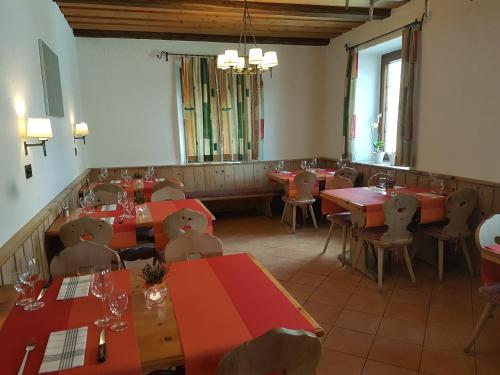 ein Esszimmer mit Tischen, Stühlen und roten Tischdecken in der Unterkunft Hotel Terminus in Samedan