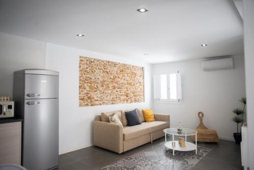 a living room with a couch and a table at COQUETO APARTAMENTO in Cádiz