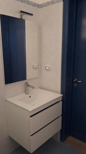 アレーツィオにあるVilla Teseoのバスルーム(白い洗面台、鏡付)