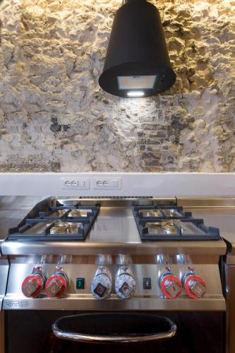 a stove top oven with a black light above it at Cagliari Marina Harbour Guest house & Lounge in Cagliari