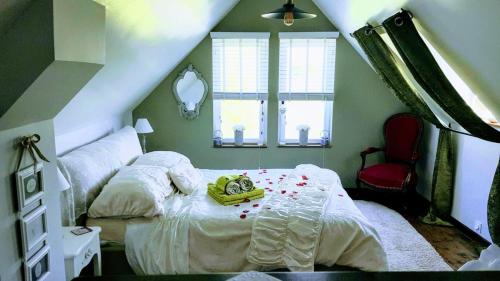 - une chambre avec un lit orné de roses dans l'établissement Sunrise Cottage, à Mégrit