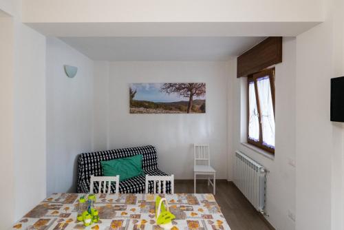 a living room with a chair and a table at La Duchessa e Il Contadino in Vieste