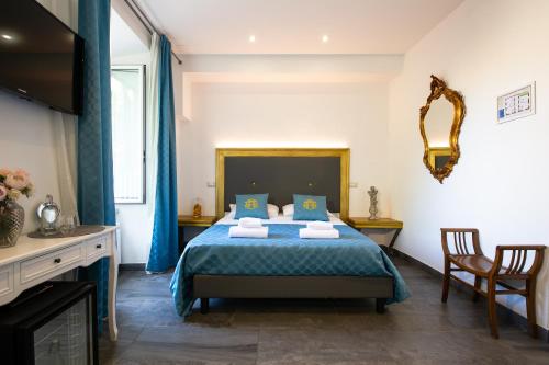 - une chambre avec un lit et une couette bleue dans l'établissement Art Atelier Borgo, à Rome