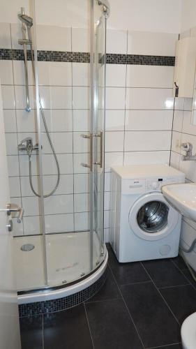 a bathroom with a shower and a washing machine at 2-Zimmer Apartment Sofia, gemütlich wie zu Hause in Offenbach