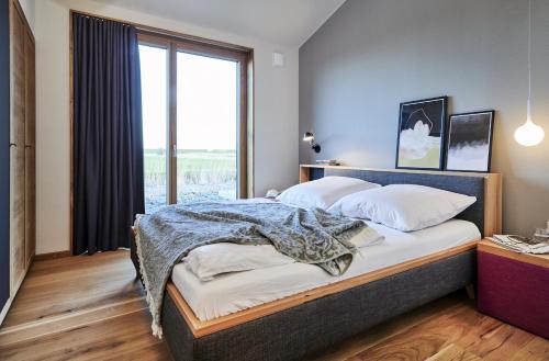 מיטה או מיטות בחדר ב-Gud Jard Lodge Nr 33 - Design-Ferienhaus mit exklusiver Ausstattung