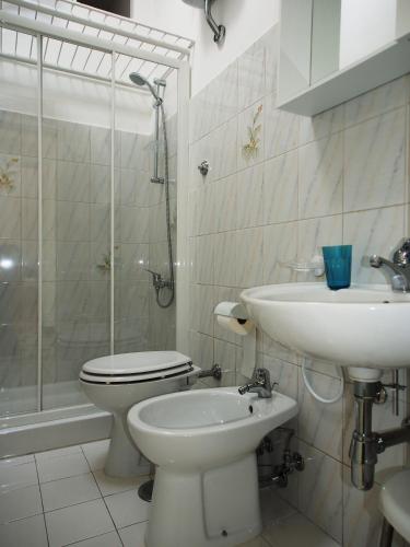 a bathroom with a toilet and a sink and a shower at Il Gelso in Anacapri