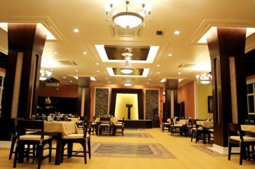 Chour Palace Hotel tesisinde bir restoran veya yemek mekanı