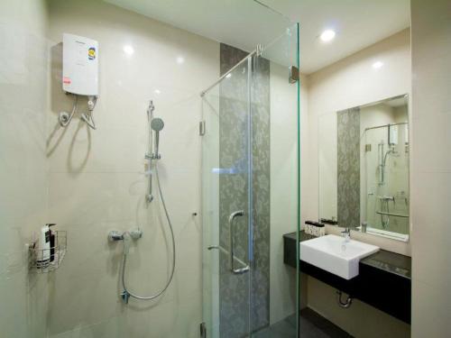 Et badeværelse på The Grand Wipanan Residence