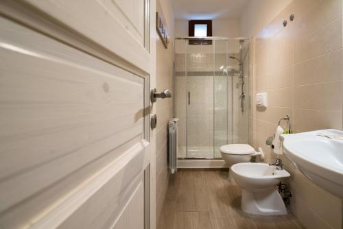 a bathroom with a toilet and a sink and a shower at La Duchessa e Il Contadino in Vieste