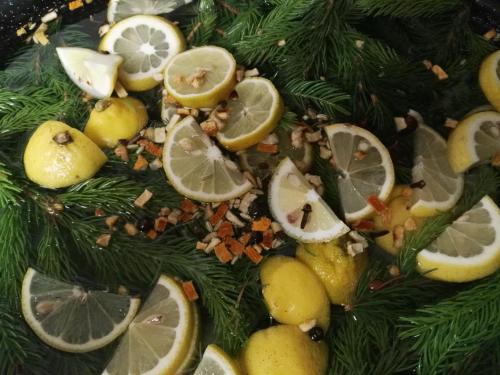 a bunch of lemons and lemon slices on a christmas tree at Chalupa u Matúšů Jeseníky in Dolní Moravice