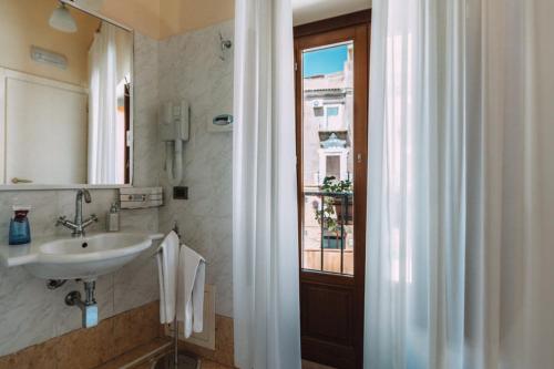 A bathroom at terrazze di montelusa