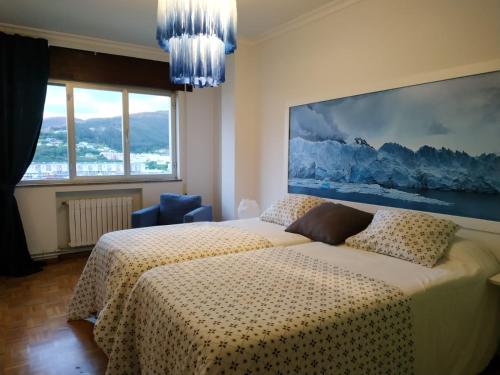 ビベイロにあるPiso con excelentes vistasのベッドルーム1室(ベッド1台付)が備わります。壁には大きな絵画が飾られています。