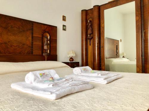 a group of towels sitting on top of a bed at Musicisti House in Verona