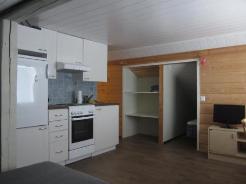 Kuchyň nebo kuchyňský kout v ubytování RISTIMÄENKATU 13