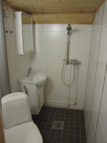Kúpeľňa v ubytovaní RISTIMÄENKATU 13