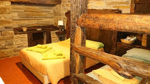 una camera con 2 letti a castello in una baita di tronchi di Casa O´Crego a San Román