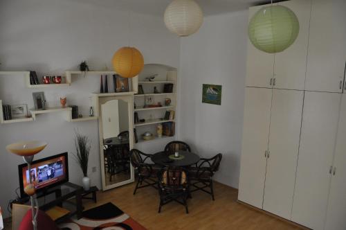 ein Wohnzimmer mit einem Tisch und einem TV in der Unterkunft Apartment Angie in Belgrad