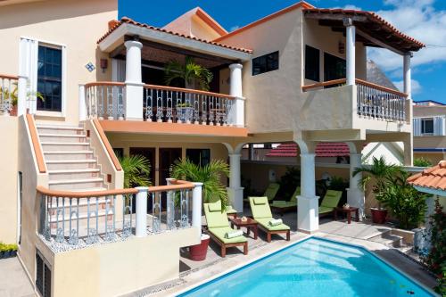 willa z basenem przed domem w obiekcie Righetto Vacation Rentals w mieście Puerto Morelos