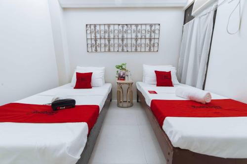 Un pat sau paturi într-o cameră la RedDoorz @ Ledesco Avenue Lapaz Iloilo