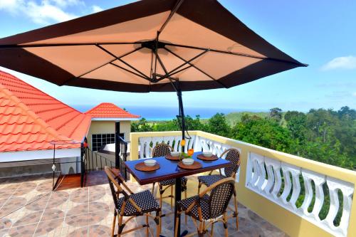 En balkong eller terrasse på Takuma Boutque Hotel Hotel Rooms & Suites