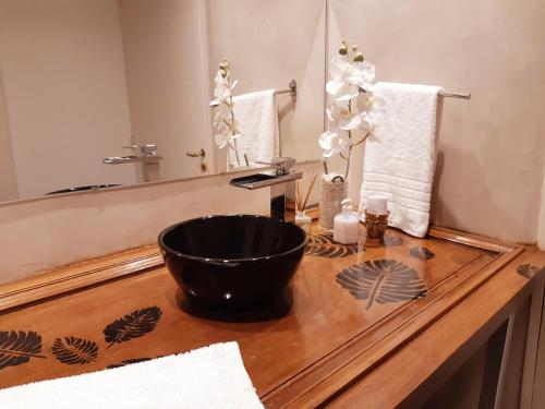 baño con lavabo de tazón negro y espejo en En Recoleta y con jardín en Buenos Aires
