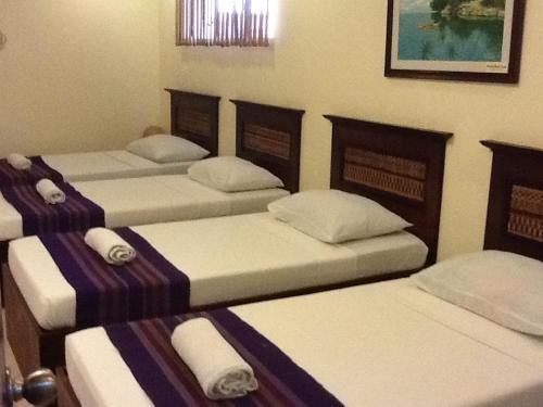 En eller flere senge i et værelse på Darunday Manor