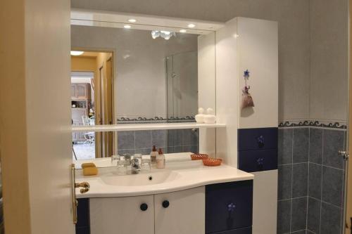 un bagno con lavandino e specchio di AZURELLE a Nizza