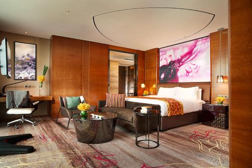 Habitación de hotel con cama y escritorio en Sofitel Nanjing Galaxy en Nankín