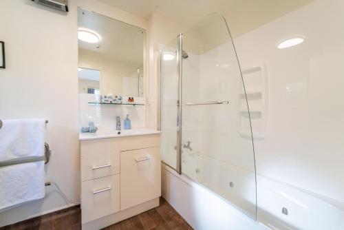 un baño con ducha y lavabo en City Centre Motel, en Christchurch