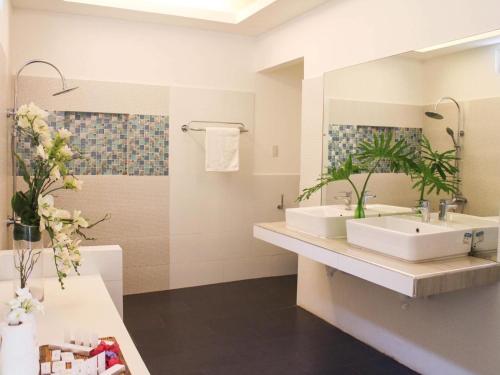 A bathroom at Lio Villas Resort