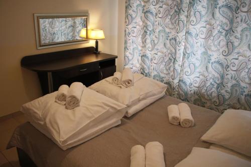 a hotel room with two beds with towels and a piano at Apartament Kolonialny Olympic Park in Kołobrzeg