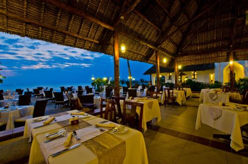 En restaurant eller et andet spisested på Sea Cliff Resort & Spa