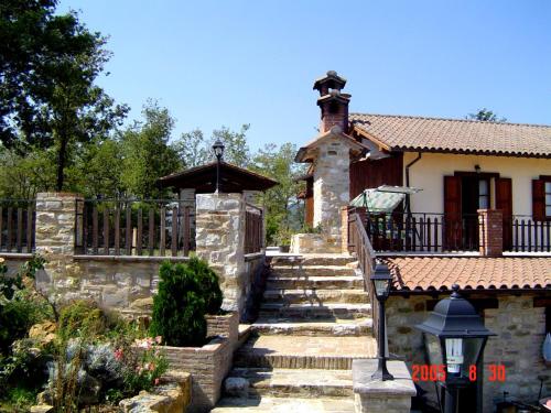 una escalera de piedra que conduce a una casa en Agriturismo Countryhouse Le Giare, en Gubbio