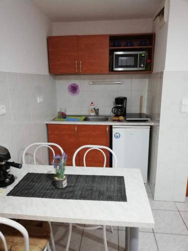 Η κουζίνα ή μικρή κουζίνα στο Norbi Apartmanok