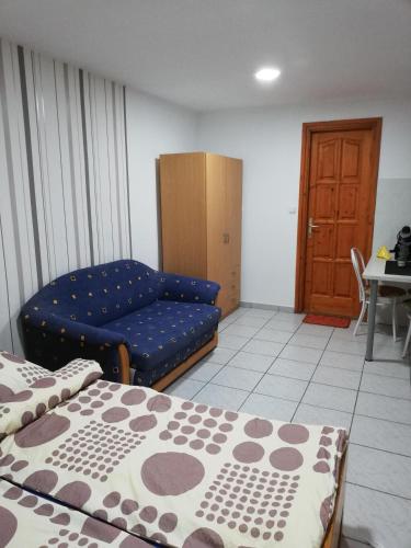 Ένα ή περισσότερα κρεβάτια σε δωμάτιο στο Norbi Apartmanok
