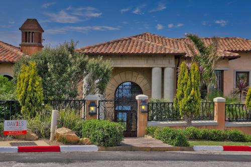 a house with a gate in front of it at Villa Seaview in Knysna