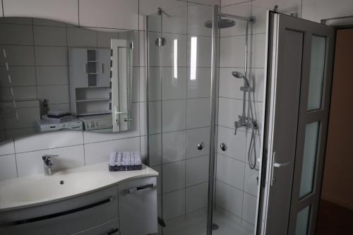 a bathroom with a shower and a sink at FeWo Lollar - wohnen auf Zeit in Lollar