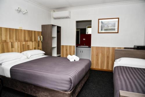 Кровать или кровати в номере Hobart Tower Motel