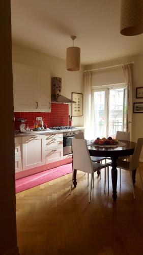 Η κουζίνα ή μικρή κουζίνα στο Letizia Apartment