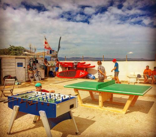 un groupe de personnes jouant au tennis de table dans l'établissement Ô Bord de Mer !, à Hyères