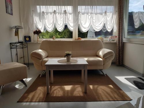 ein Wohnzimmer mit einem Sofa und einem Tisch in der Unterkunft Ferienwohnung Eigner in Traben-Trarbach