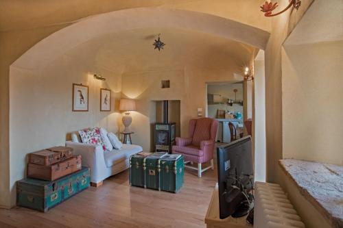 un soggiorno con divano e TV di Dimora nel Borgo a Dogliani